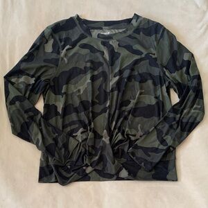 Old Navy Size XL Active Breathe ON Green and Black Camo Long Sleeve Tee